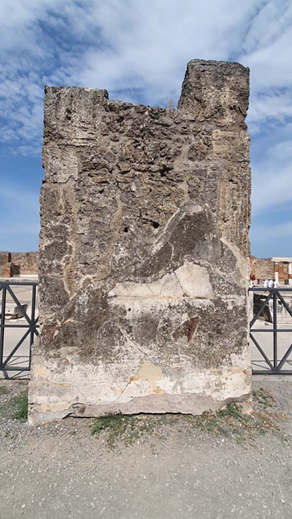 VII.7.32 Pompeii. September 2018. 
Looking east to wall between entrances from interior of Temple, as in photo below. 
Foto Anne Kleineberg, ERC Grant 681269 DÉCOR.