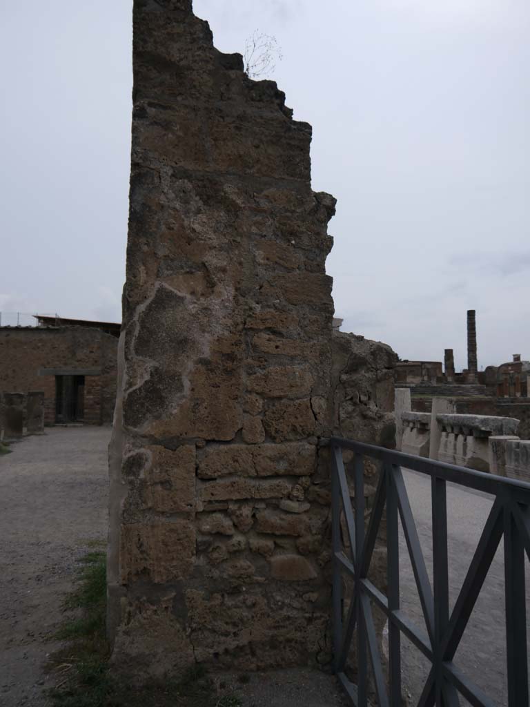 VII.7.32, Pompeii. September 2018. Looking north to south side of pilaster.
Foto Anne Kleineberg, ERC Grant 681269 DÉCOR.