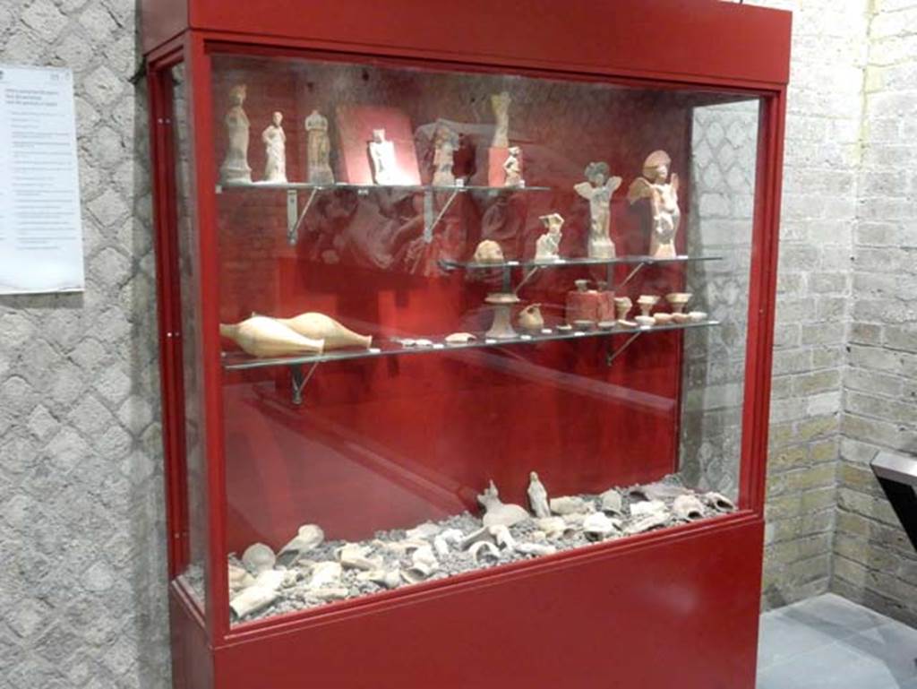 VII.7.32 Pompeii. May 2018. Pottery and Terracotta objects on display in Temple.
Photo courtesy of Buzz Ferebee.