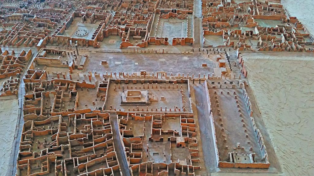 VII.7.32 Pompeii. 2016/2017. 
Model of Temple of Apollo, lower centre, from model in Naples Archaeological Museum. 
Above it, in the centre, is the Forum, on the right is the Basilica. Photo courtesy of Giuseppe Ciaramella