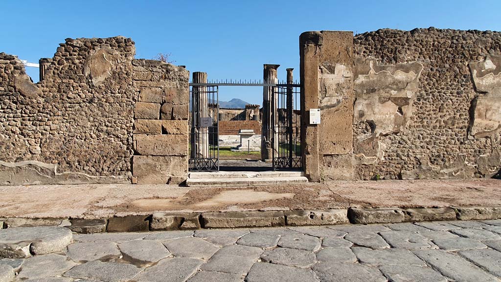 VII.7.32 Pompeii. July 2021. Looking north to entrance doorway.
Foto Annette Haug, ERC Grant 681269 DÉCOR.