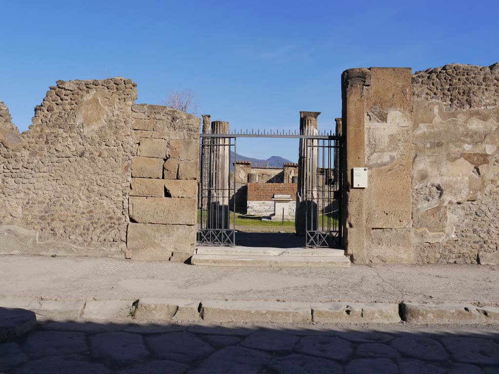 VII.7.32, Pompeii. September 2018. Entrance doorway on north side of Via Marina.
Foto Anne Kleineberg, ERC Grant 681269 DÉCOR.