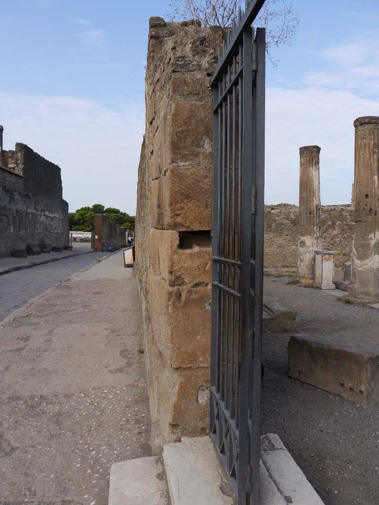 VII.7.32, Pompeii. September 2018. West side of doorway.
Foto Anne Kleineberg, ERC Grant 681269 DÉCOR.