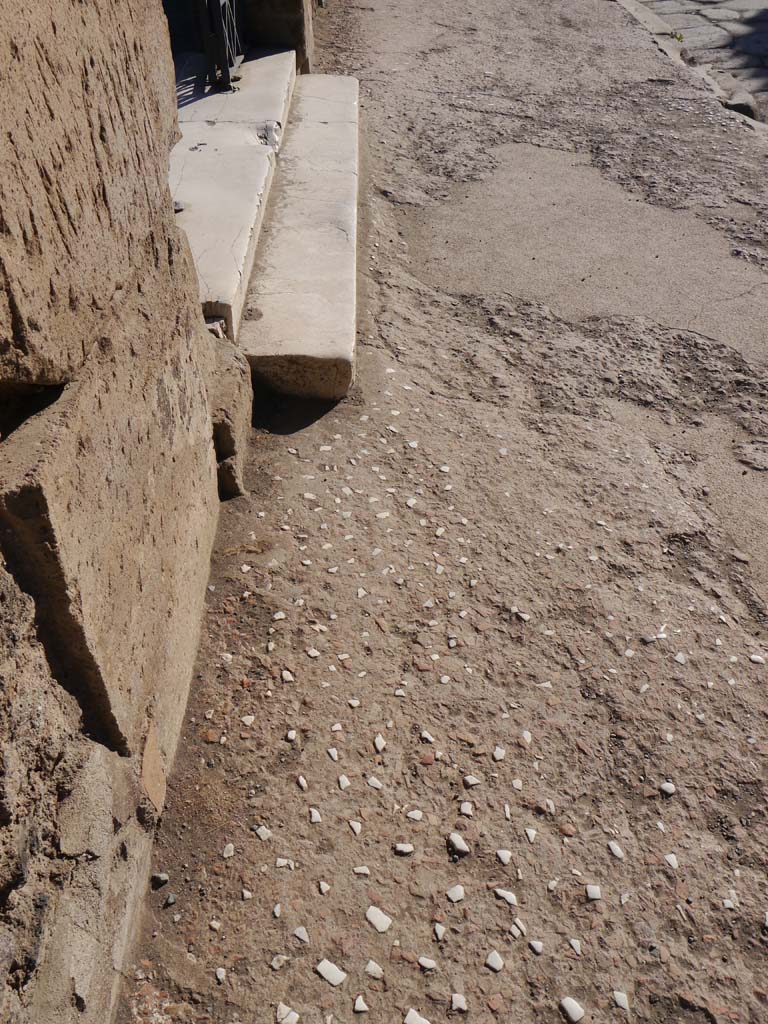 VII.7.32, Pompeii. September 2018. Looking east along doorway threshold on Via Marina. 
Foto Anne Kleineberg, ERC Grant 681269 DÉCOR.