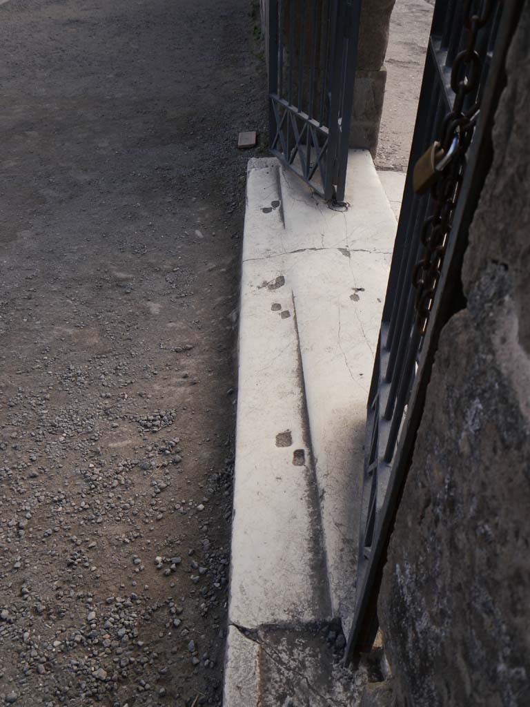 VII.7.32, Pompeii. September 2018. Looking east along interior of doorway threshold.
Foto Anne Kleineberg, ERC Grant 681269 DÉCOR.