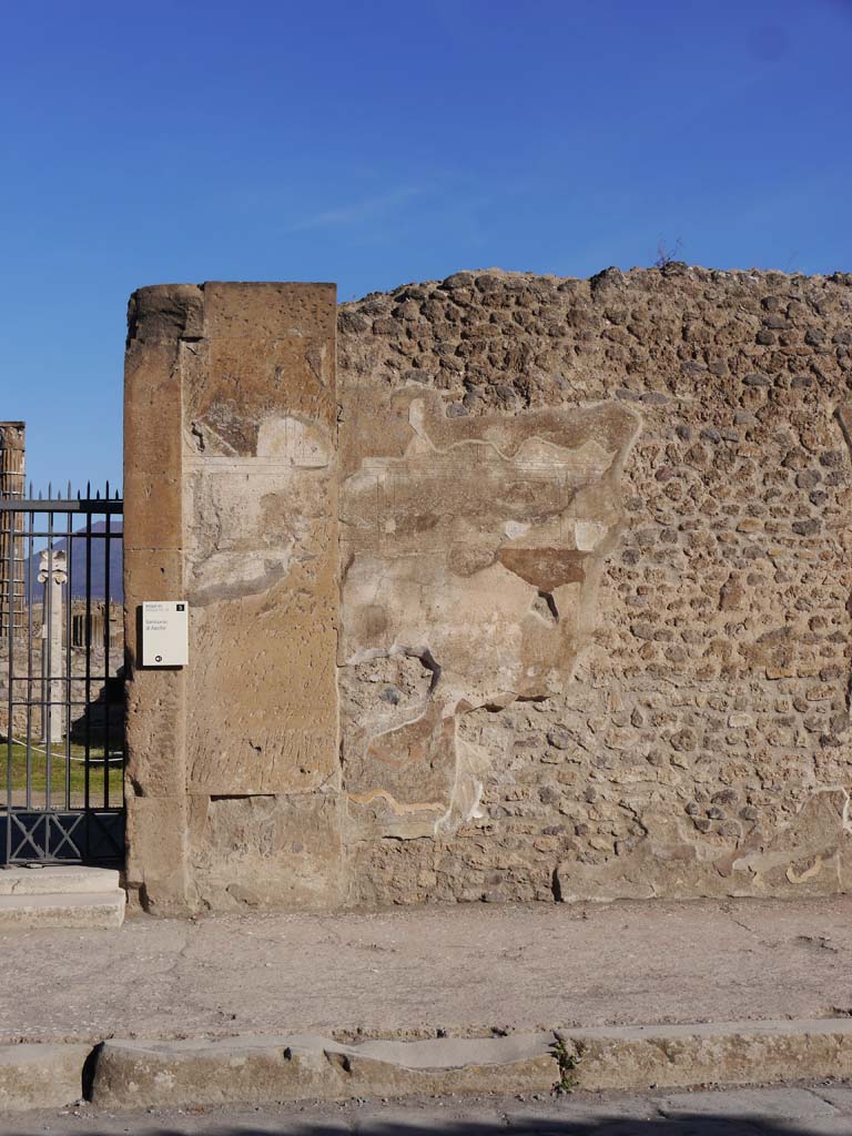 VII.7.32, Pompeii. September 2018. Remains of plaster on east wall at side of entrance doorway.
Foto Anne Kleineberg, ERC Grant 681269 DÉCOR.