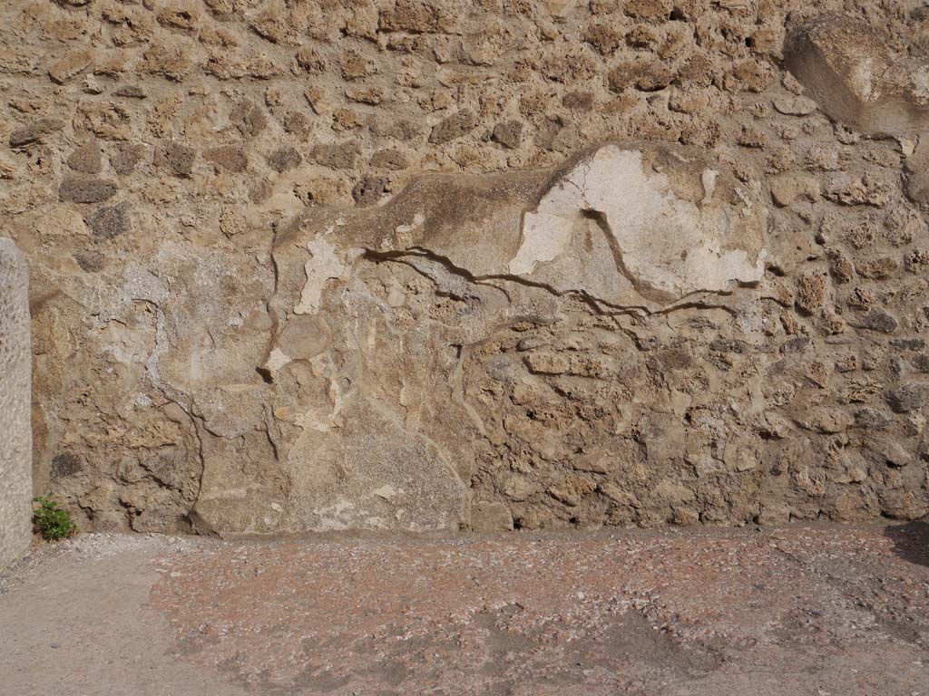 VII.7.32, Pompeii. September 2018. South exterior wall of Temple, remaining stucco decoration towards east end.
Foto Anne Kleineberg, ERC Grant 681269 DÉCOR.