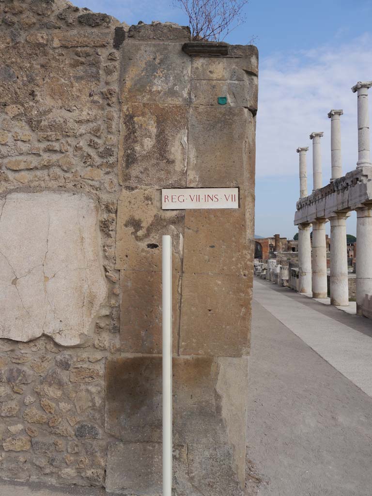 VII.7.32, Pompeii. September 2018. 
Looking north to corner pilaster in south-east corner of Temple, with Forum, on right.
Foto Anne Kleineberg, ERC Grant 681269 DÉCOR.