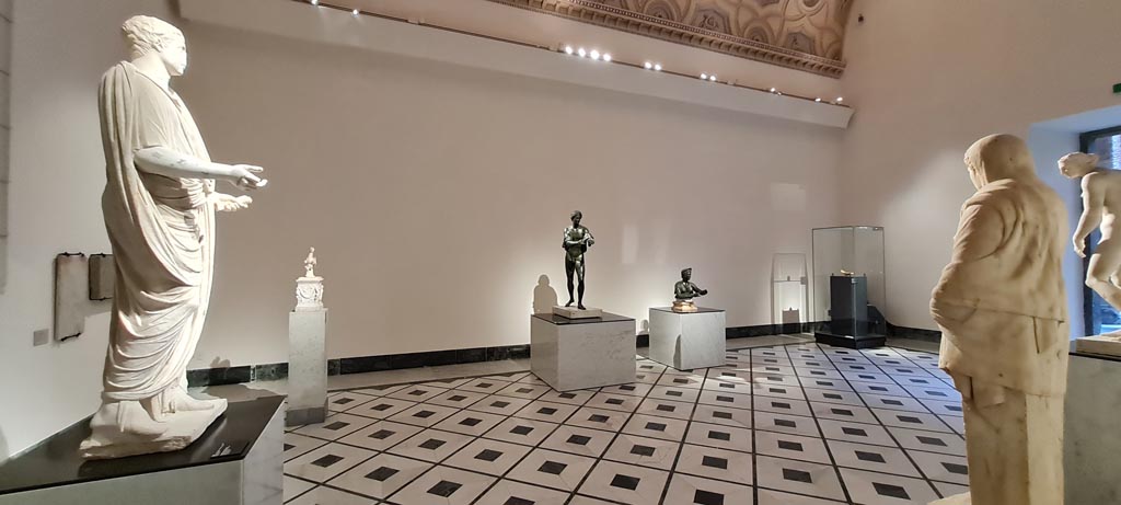 VII.7.32 Pompeii. April 2023. 
Looking across one of the “Campania Romana” galleries in Naples Archaeological Museum with statues from the Temple. 
Photo courtesy of Giuseppe Ciaramella.