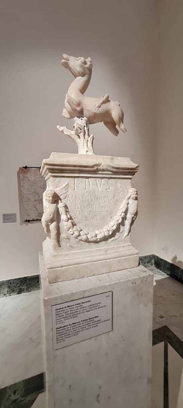 VII.7.32 Pompeii. April 2023. 
Statuette on a base with an inscription on display in “Campania Romana” gallery, inv.3762.
Photo courtesy of Giuseppe Ciaramella.