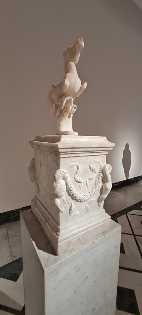 VII.7.32 Pompeii. April 2023. 
Side of statuette and base. Photo courtesy of Giuseppe Ciaramella.