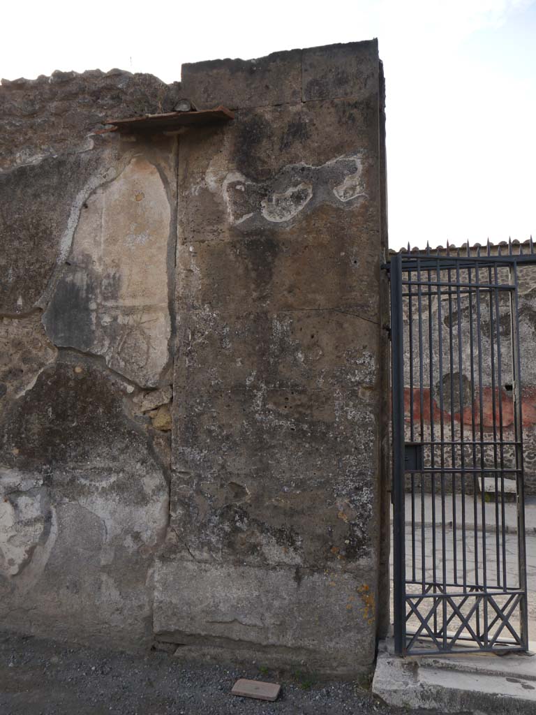 VII.7.32, Pompeii. September 2018. Detail of east side of entrance doorway, looking south.
Foto Anne Kleineberg, ERC Grant 681269 DÉCOR.
