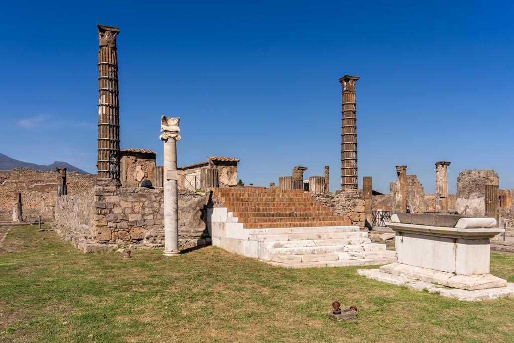 VII.7.32 Pompeii. October 2023. 
Looking towards sundial, steps to Temple podium and altar, from south-west corner. Photo courtesy of Johannes Eber.