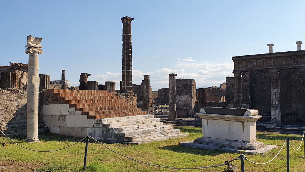 VII.7.32 Pompeii. July 2021. Looking towards Altar and steps to Temple podium from south-west corner.
Foto Annette Haug, ERC Grant 681269 DÉCOR.