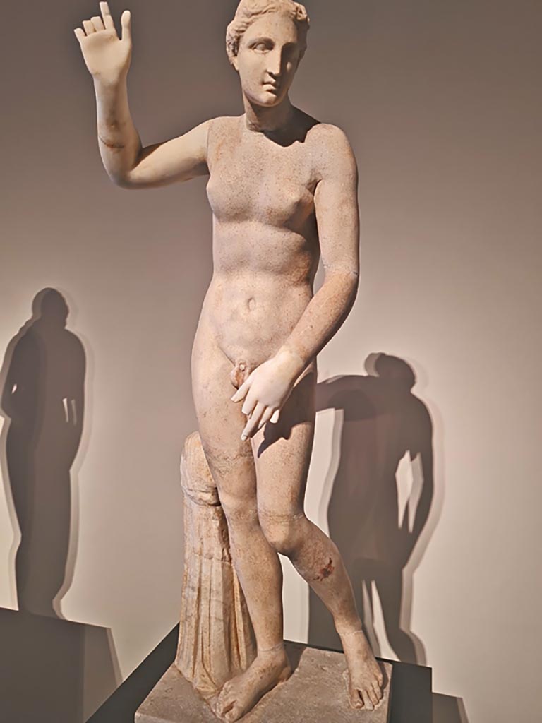 VII.7.32 Pompeii. April 2023. 
Detail of the white marble statue of Hermaphroditus. Photo courtesy of Giuseppe Ciaramella.