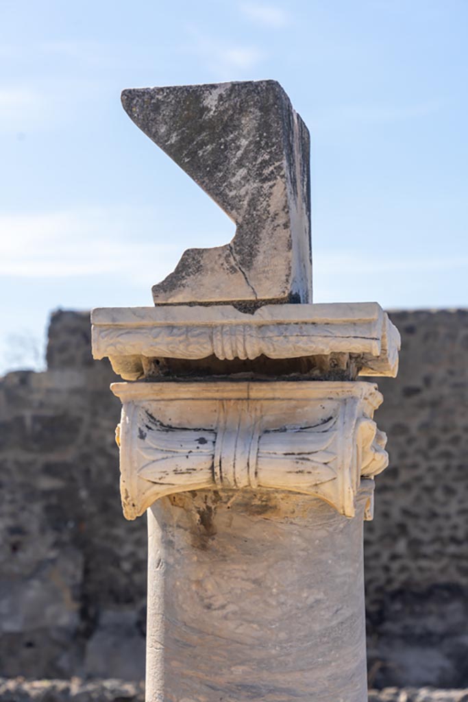 VII.7.32 Pompeii. October 2023. 
Looking towards east side of sundial. Photo courtesy of Johannes Eber.