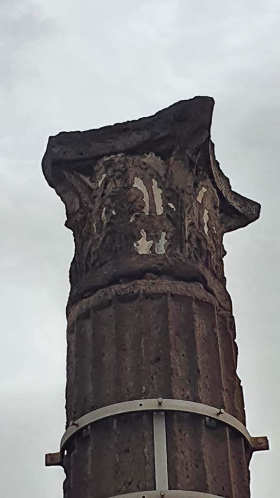 VII.7.32 Pompeii. August 2021. 
Detail of capital on top of column on south-west corner of podium.
Foto Annette Haug, ERC Grant 681269 DÉCOR.
