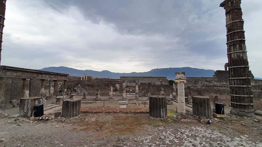 VII.7.32 Pompeii. August 2021. Looking south from top of podium.
Foto Annette Haug, ERC Grant 681269 DÉCOR.