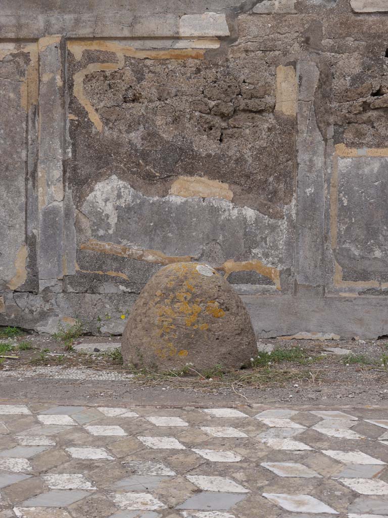 VII.7.32, Pompeii. September 2018. Omphalos near west wall. 
Foto Anne Kleineberg, ERC Grant 681269 DÉCOR.