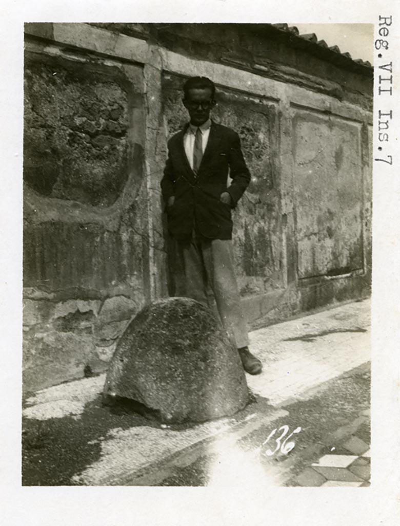 VII.7.32 Pompeii. Pre-1937-39. Omphalos near west wall.
Photo courtesy of American Academy in Rome, Photographic Archive. Warsher collection no. 136.