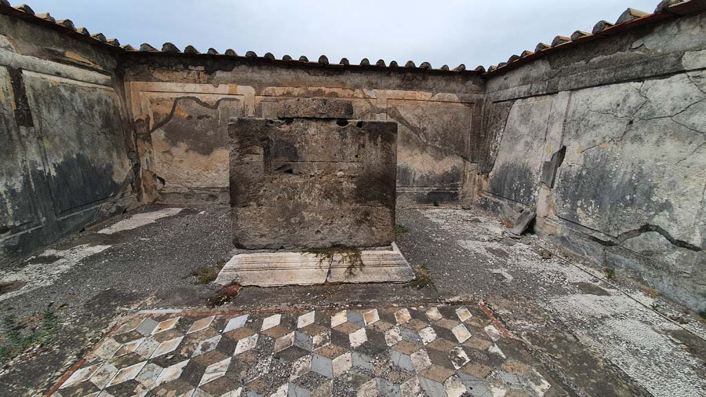 VII.7.32 Pompeii. August 2021. Looking north towards altar in cella.
Foto Annette Haug, ERC Grant 681269 DÉCOR.