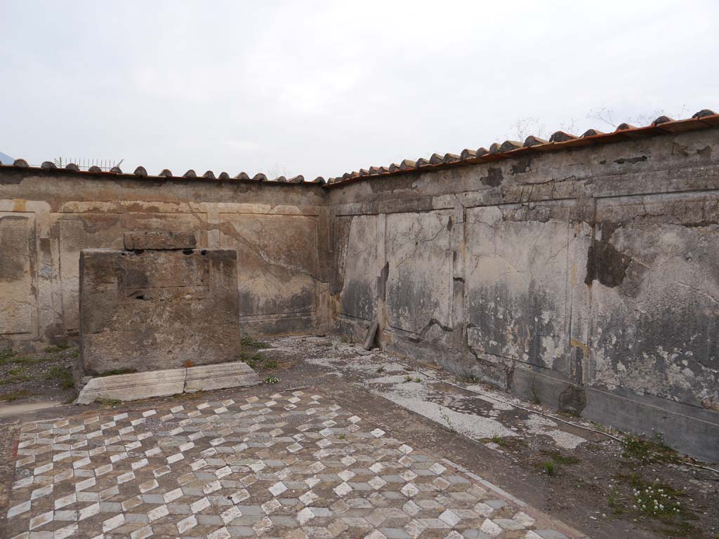 VII.7.32 Pompeii. September 2018. Looking towards north-east corner, with altar near north wall.
Foto Anne Kleineberg, ERC Grant 681269 DÉCOR.