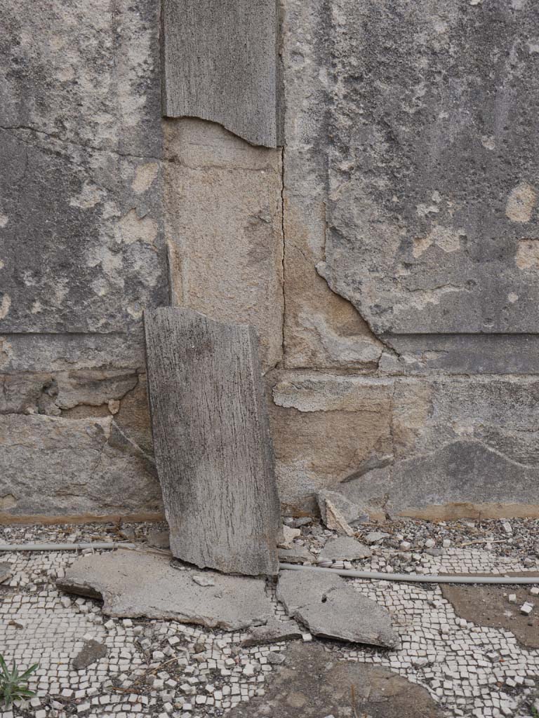 VII.7.32, Pompeii. September 2018. Detail of flooring from base of east wall.
Foto Anne Kleineberg, ERC Grant 681269 DÉCOR.