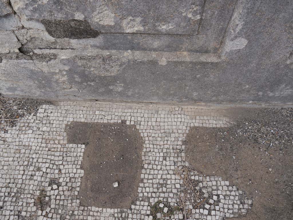 VII.7.32 Pompeii. September 2018. Detail of flooring near base of west wall. 
Foto Anne Kleineberg, ERC Grant 681269 DÉCOR.