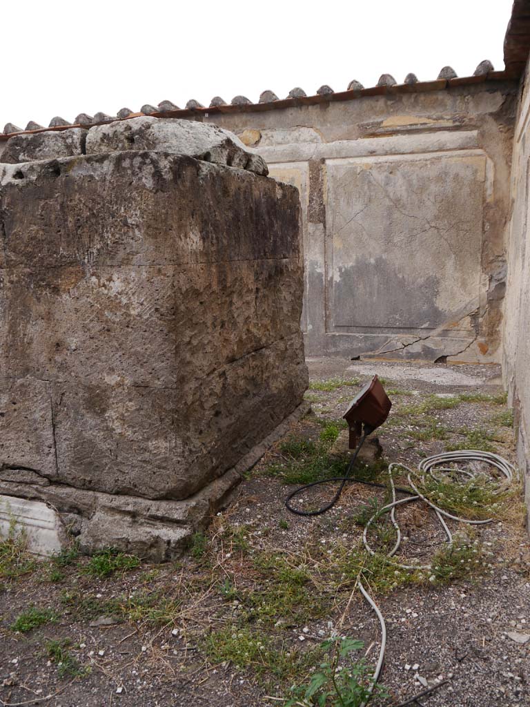 VII.7.32, Pompeii. September 2018. 
Looking west towards north-west corner in cella with detail of rear of altar.
Foto Anne Kleineberg, ERC Grant 681269 DÉCOR.