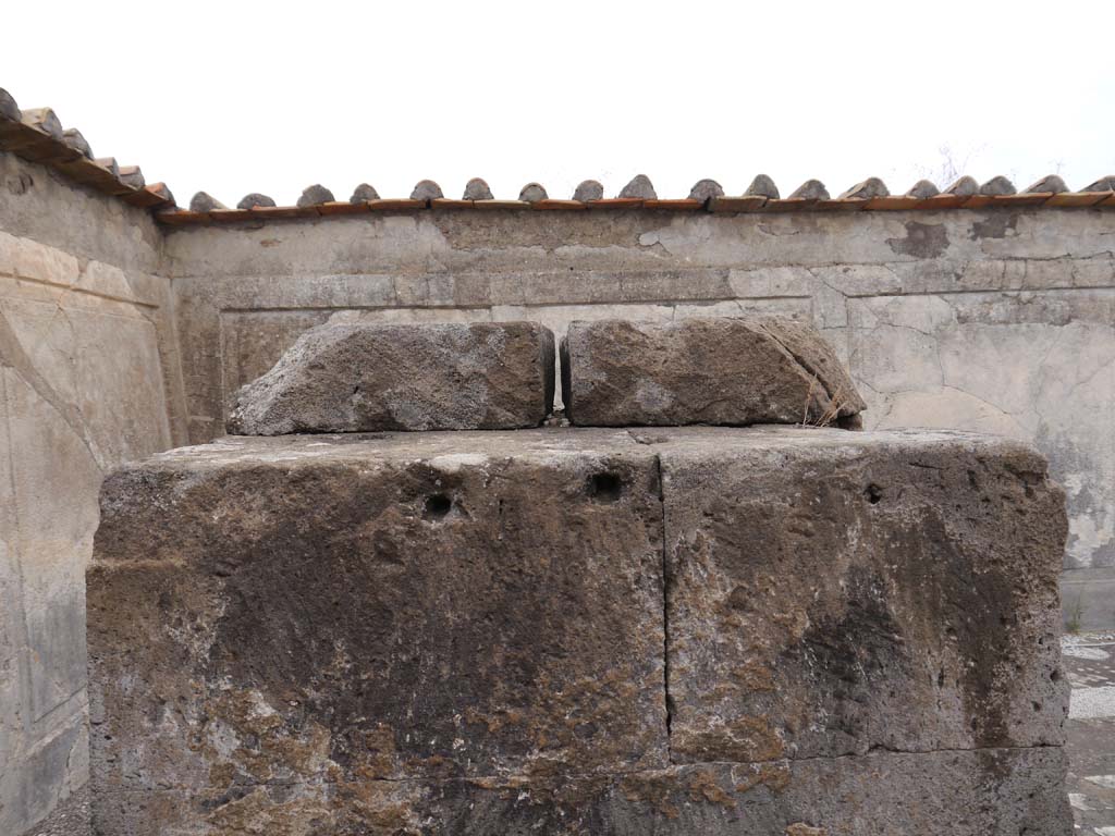 VII.7.32, Pompeii. September 2018. Looking east in cella with detail of altar 
Foto Anne Kleineberg, ERC Grant 681269 DÉCOR.