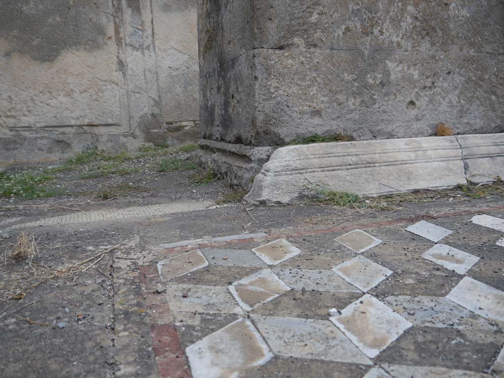 VII.7.32, Pompeii. September 2018. Looking north to south side base of altar, at west end. 
Foto Anne Kleineberg, ERC Grant 681269 DÉCOR.