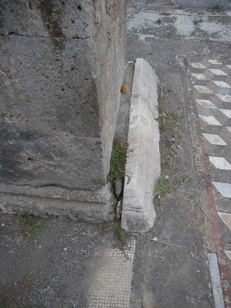 VII.7.32, Pompeii. September 2018. Looking east along south side of base.  
Foto Anne Kleineberg, ERC Grant 681269 DÉCOR.