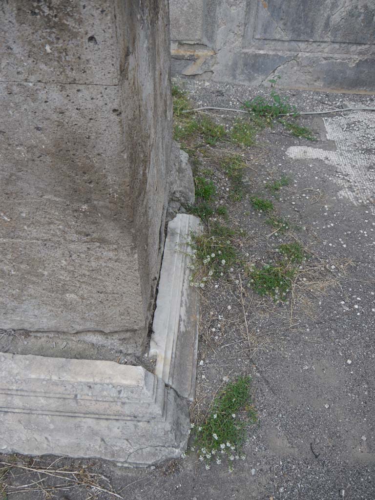 VII.7.32 Pompeii. September 2018. Looking north on east side of base of altar with marble footing. 
Foto Anne Kleineberg, ERC Grant 681269 DÉCOR.