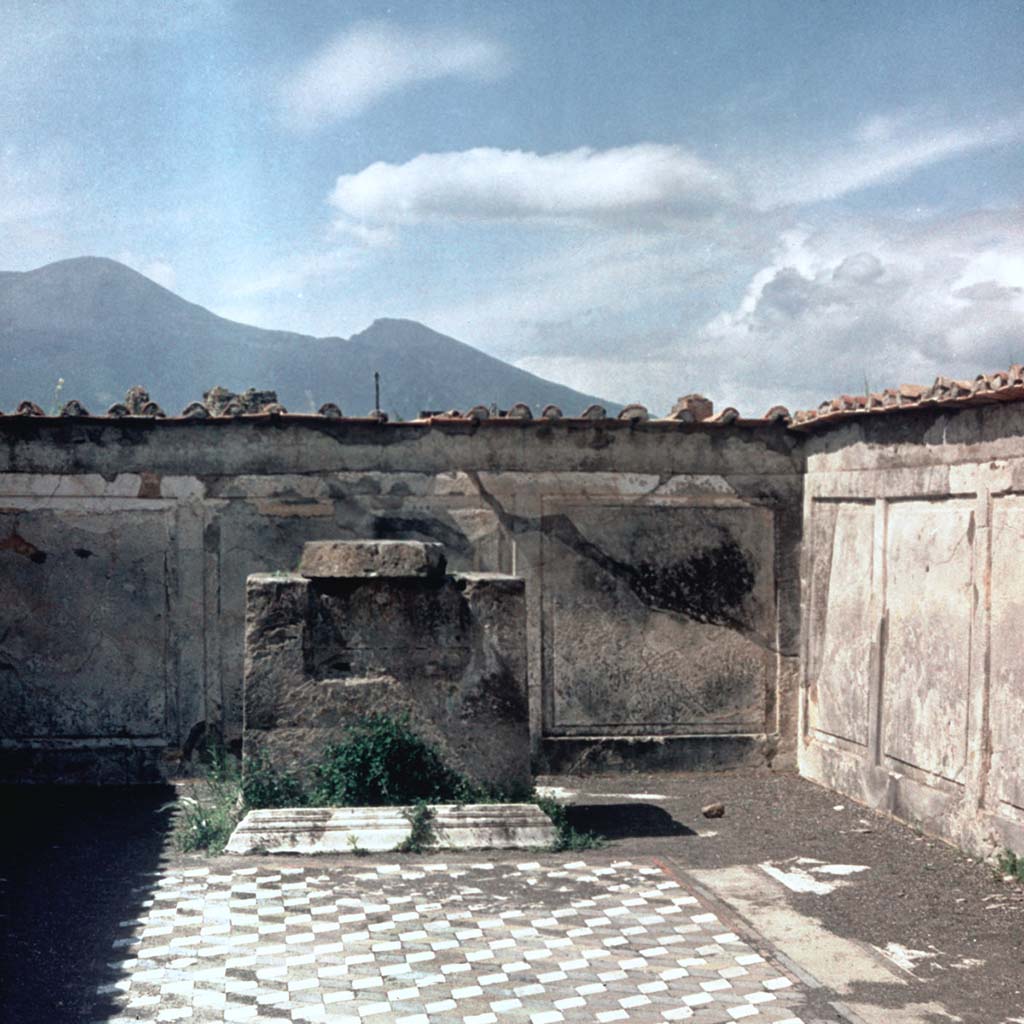 VII.7.32 Pompeii. 1963 photo of the cella (cult chamber) of the Temple of Apollo, Pompeii. 
Photo © Bildarchiv Foto Marburg / Foto: unbekannt; Aufn.-Datum: 1963 - Bilddatei-Nr. fmc418396.