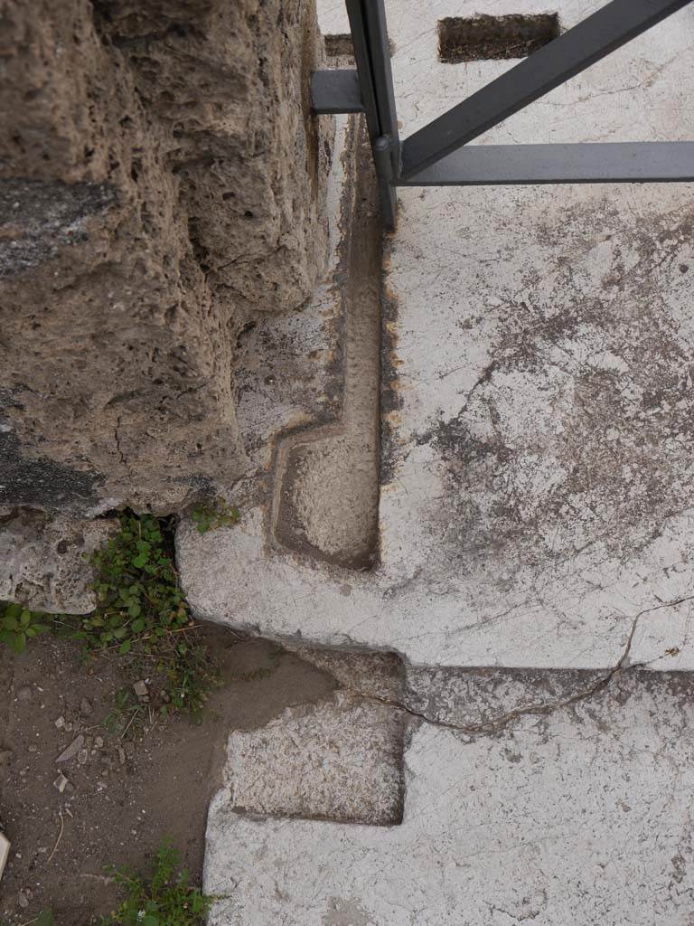 VII.7.32, Pompeii. September 2018. Detail of threshold on east side of doorway.
Foto Anne Kleineberg, ERC Grant 681269 DÉCOR.