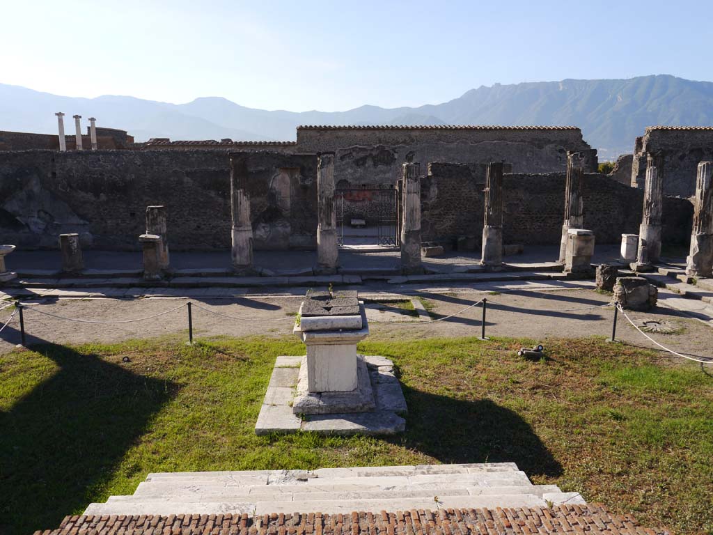 VII.7.32, Pompeii. September 2018. Looking south from top of steps of podium, towards Temple entrance doorway. 
Foto Anne Kleineberg, ERC Grant 681269 DÉCOR.