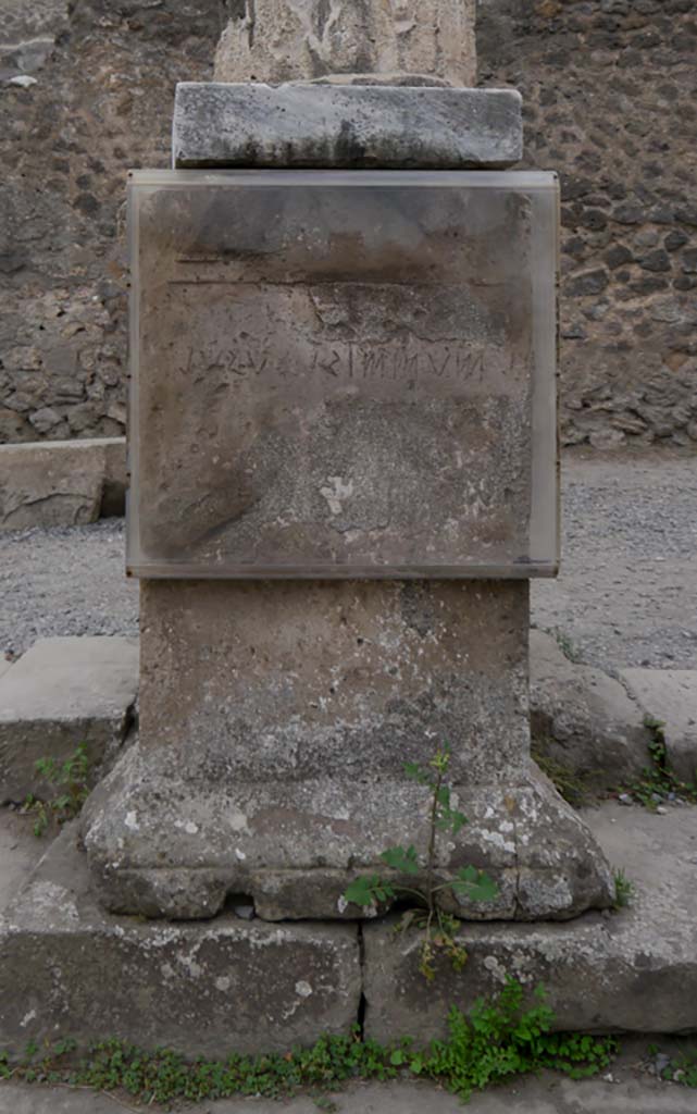 VII.7.32 Pompeii. September 2018. North side of statue base with inscription.
Foto Annette Haug, ERC Grant 681269 DÉCOR.