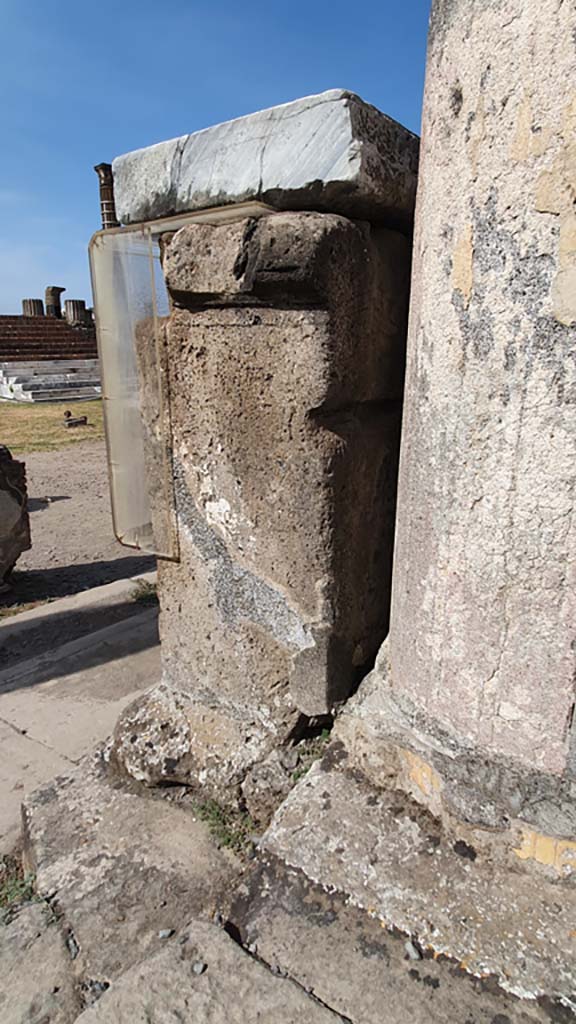 VII.7.32 Pompeii. August 2021. 
Looking towards west side of statue base with inscription.
Foto Annette Haug, ERC Grant 681269 DÉCOR.