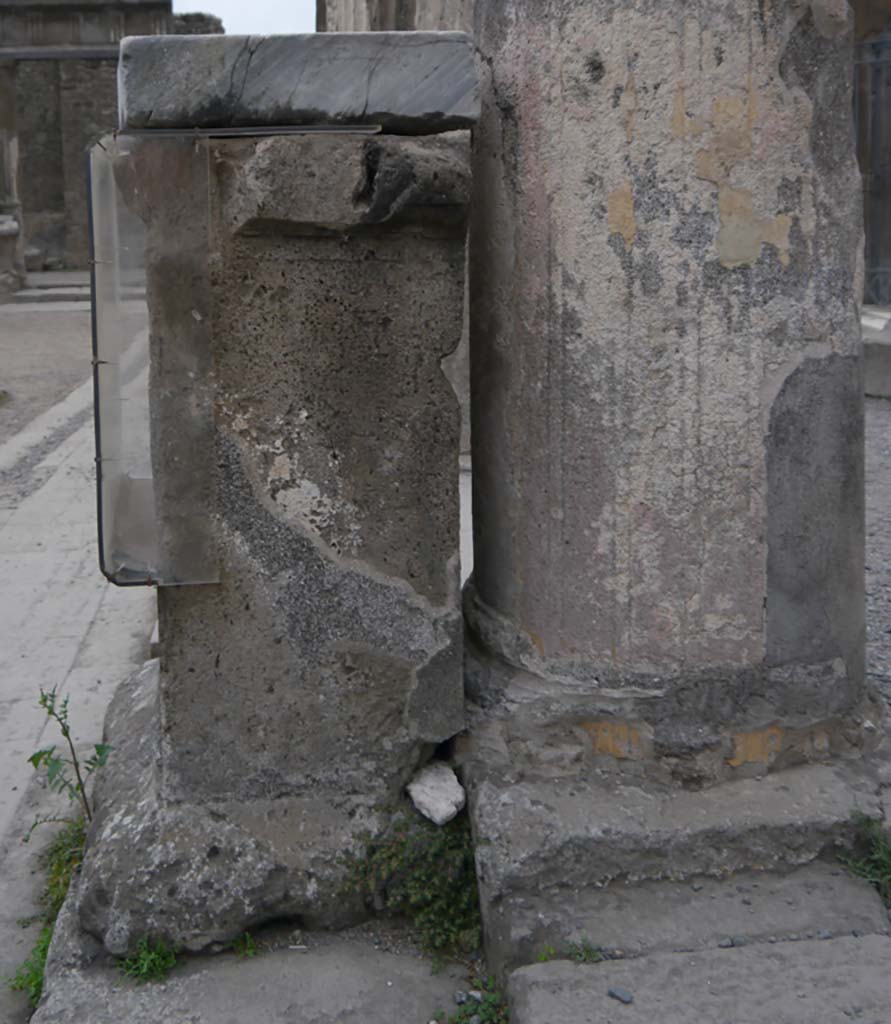 VII.7.32 Pompeii. September 2018. West side of statue base with inscription.
Foto Annette Haug, ERC Grant 681269 DÉCOR.