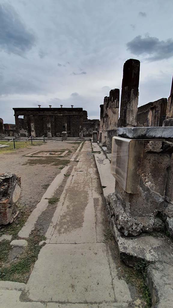 VII.7.32 Pompeii. August 2021. 
Looking east across south side from statue base with inscription.
Foto Annette Haug, ERC Grant 681269 DÉCOR.