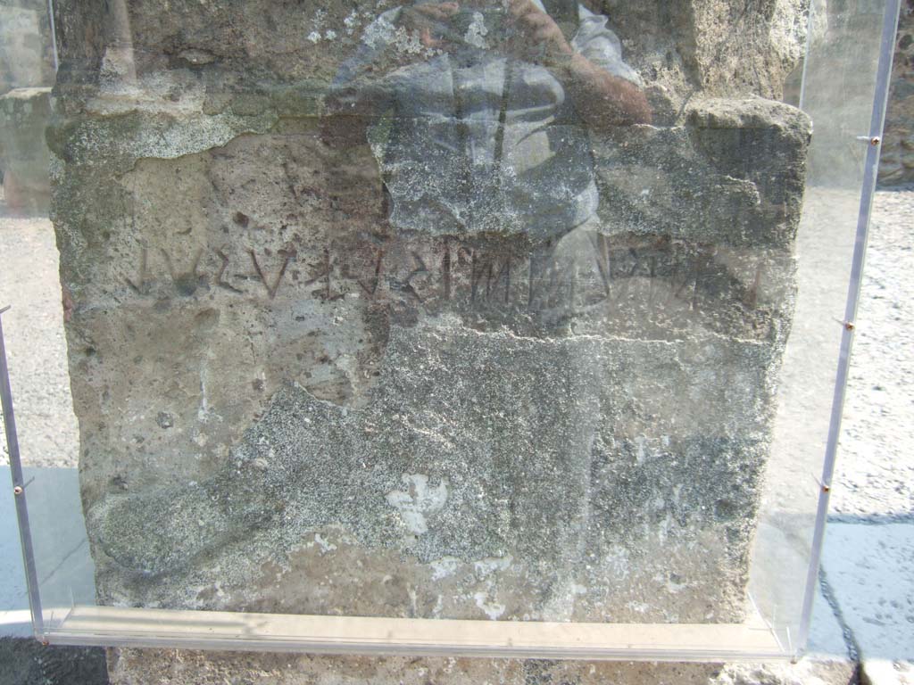 VII.7.32 Pompeii. May 2006. Remains of inscription, in south-west corner.