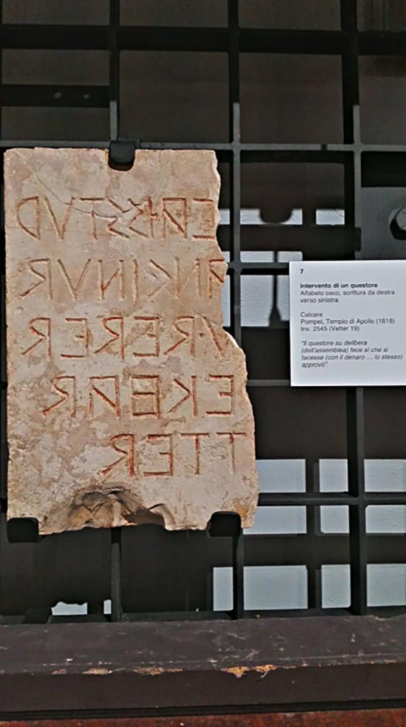 VII.7.32, Pompeii. 
Different inscription, (found somewhere in Temple, 1818), written from right to left in Oscan alphabet.
It reads – 
“Intervention of a quaestor.
The quaestor on resolution (of the assembly) made sure that it was done (with the money…….. the same) approved.”
(In Italian, as on above card –
 Il questore si delibera (dell’assemblea) fece si che si facesse (con il denaro…… lo stesso) approvo.)
Now in Naples Archaeological Museum, inv. 2545. 
Photo courtesy of Giuseppe Ciaramella, June 2017.