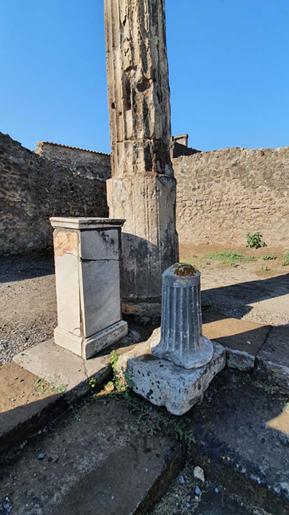 VII.7.32 Pompeii. July 2021. South-west corner with statue base. 
Foto Annette Haug, ERC Grant 681269 DÉCOR.