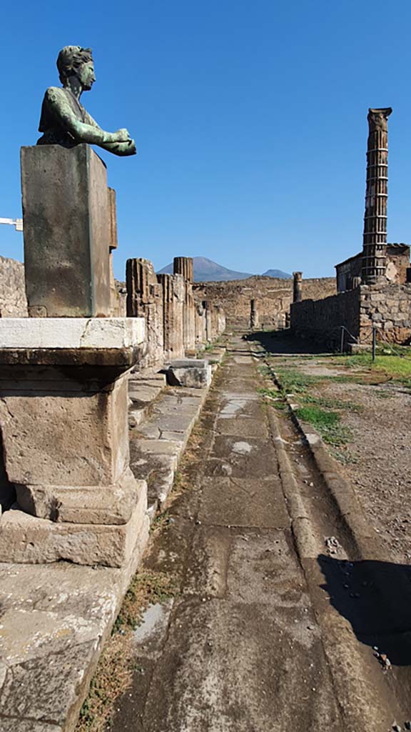 VII.7.32 Pompeii. July 2021. Looking north along west side.
Foto Annette Haug, ERC Grant 681269 DÉCOR.
