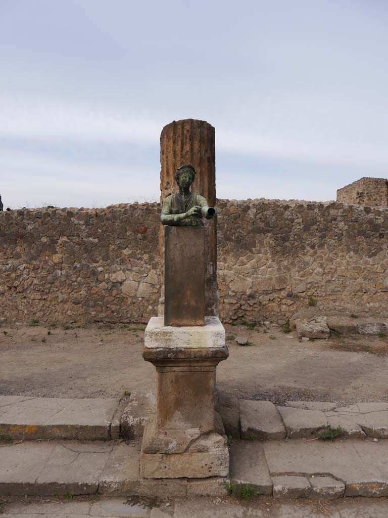 VII.7.32, Pompeii. September 2018. Looking west to statue of Artemis. 
Foto Anne Kleineberg, ERC Grant 681269 DÉCOR.