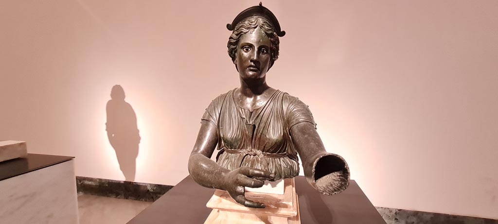 VII.7.32 Pompeii. April 2023. 
Bronze statue of Artemis about to shoot an arrow. On display in “Campania Roman” gallery in Naples Archaeological Museum, inv. 4895.
Photo courtesy of Giuseppe Ciaramella.