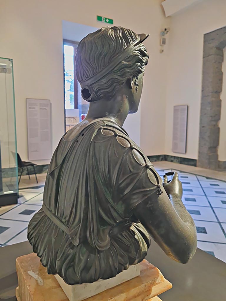 VII.7.32 Pompeii. April 2023. Detail of rear of bronze statue of Artemis. 
On display in “Campania Roman” gallery in Naples Archaeological Museum, inv. 4895.
Photo courtesy of Giuseppe Ciaramella.