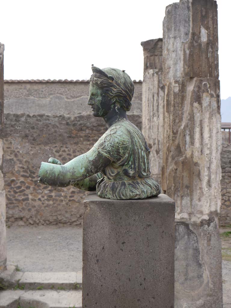 VII.7.32, Pompeii. September 2018. Looking south to statue of Artemis/Diana.
Foto Anne Kleineberg, ERC Grant 681269 DÉCOR.