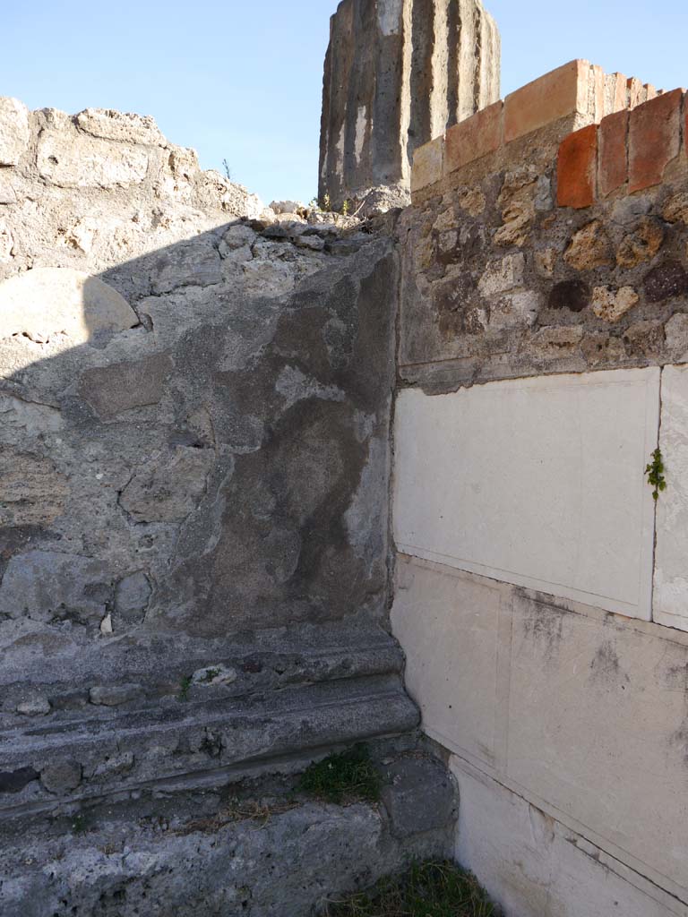 VII.7.32, Pompeii. September 2018. Detail of south-west corner of cella base,  near steps.  
Foto Anne Kleineberg, ERC Grant 681269 DÉCOR.