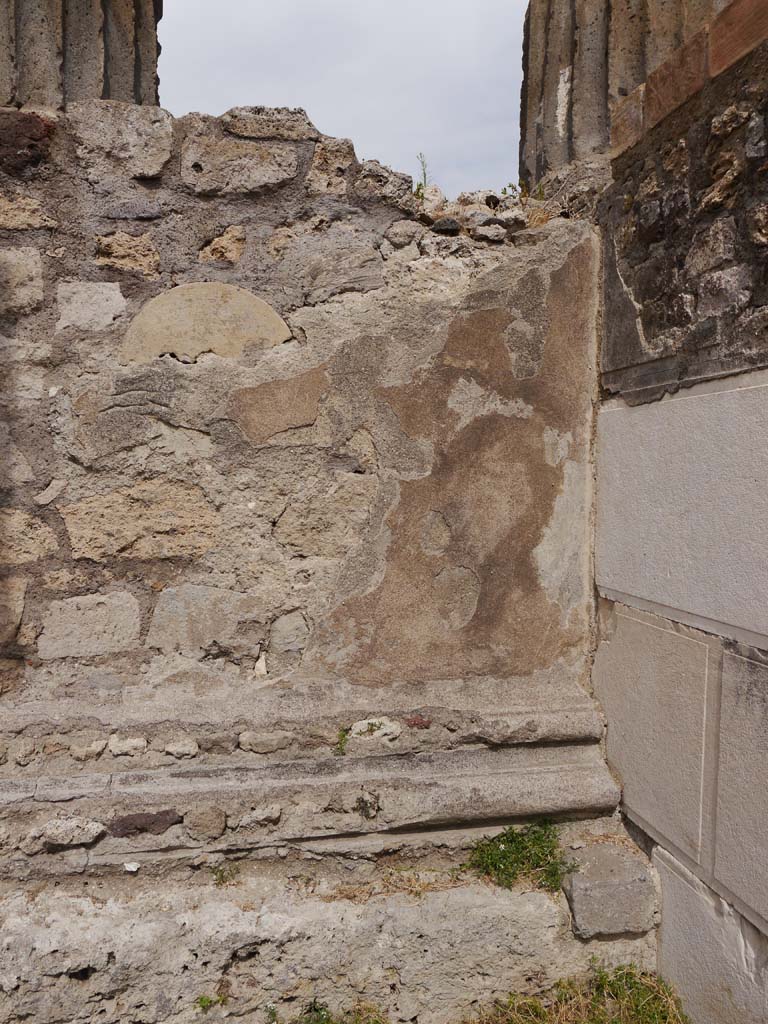 VII.7.32, Pompeii. September 2018. Detail of south-west corner of cella base, near steps.  
Foto Anne Kleineberg, ERC Grant 681269 DÉCOR.